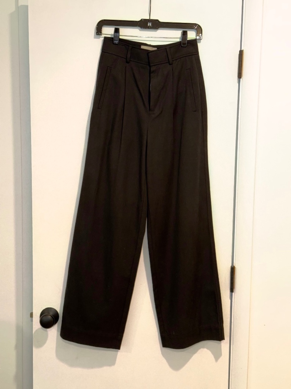 Everlane The Draper Pleated Pant in Buttersmooth (Short) - Black Size 00
